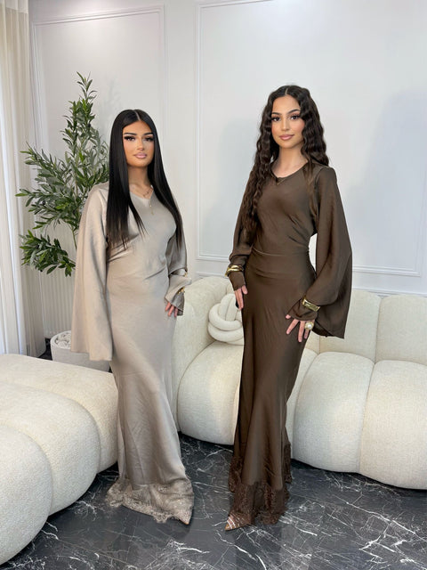 ROBE CINTRÉE À DENTELLE