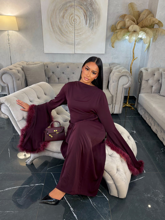 ABAYA CINTRÉE À PLUMES