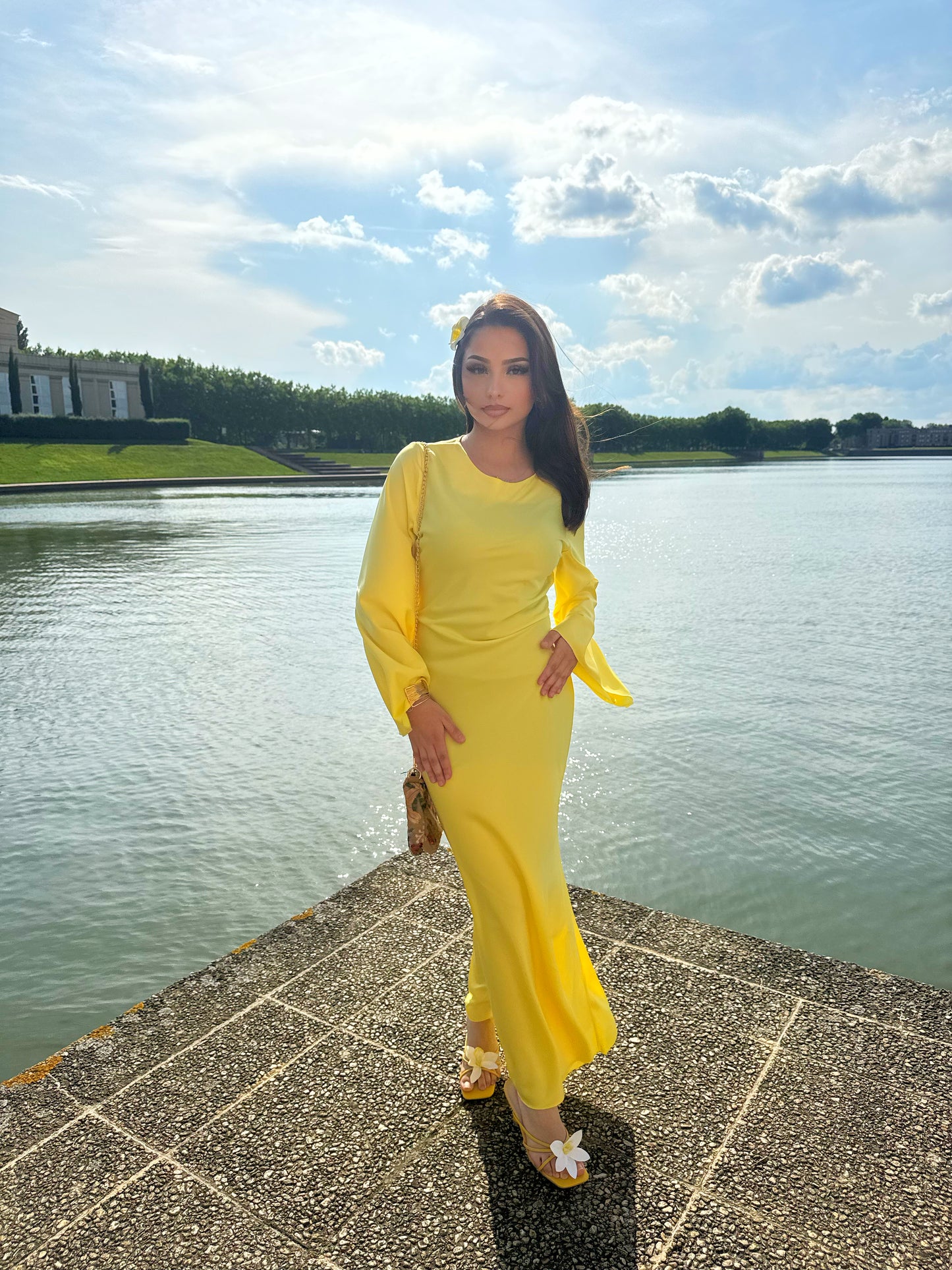 Robe cintrée à lacets jaune Princesse Nazli