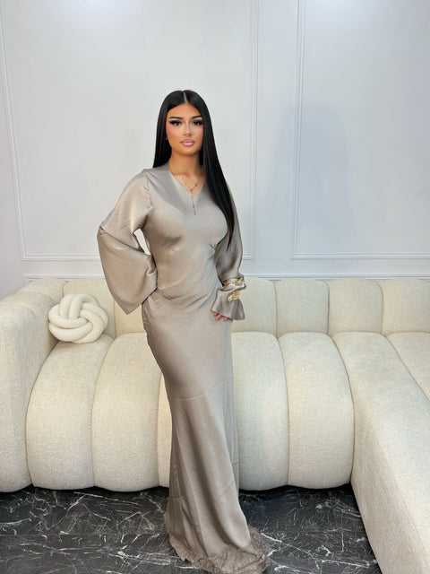 ROBE CINTRÉE À DENTELLE