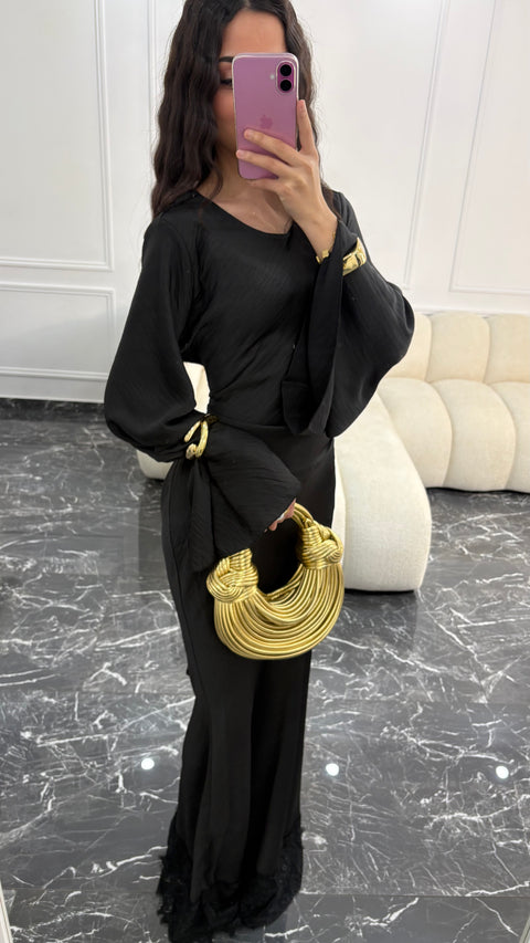 ROBE CINTRÉE À DENTELLE